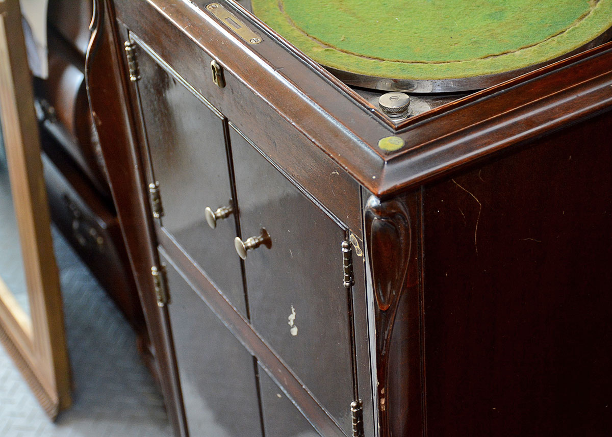 Early 20th Century Victor/Victrola Floor Model XI Turntable in Mahogany Cabinet