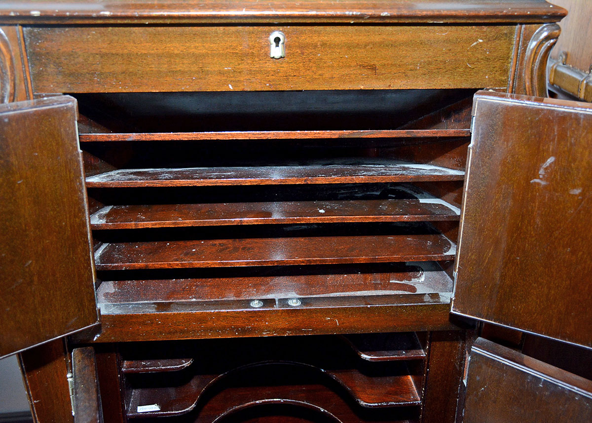 Early 20th Century Victor/Victrola Floor Model XI Turntable in Mahogany Cabinet