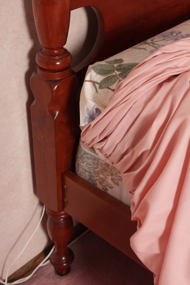 Colonial Style Hardwood Full Sized Bed