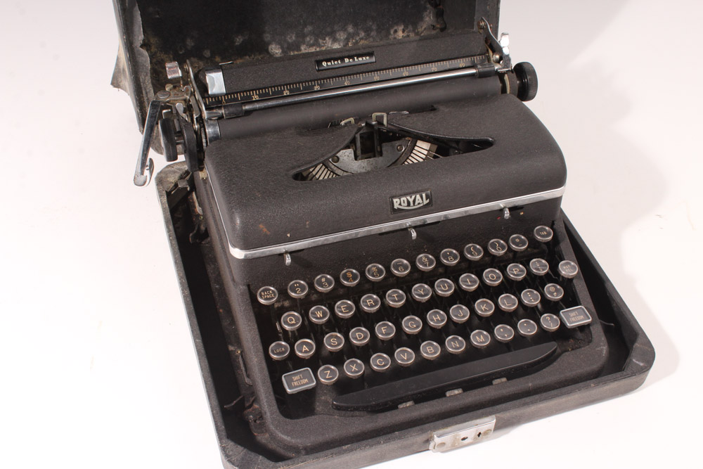 Vintage Royal "Quiet De Luxe" Portable Typewriter