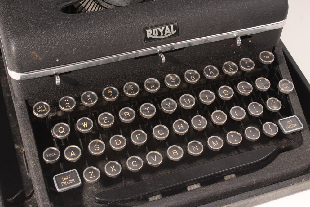 Vintage Royal "Quiet De Luxe" Portable Typewriter