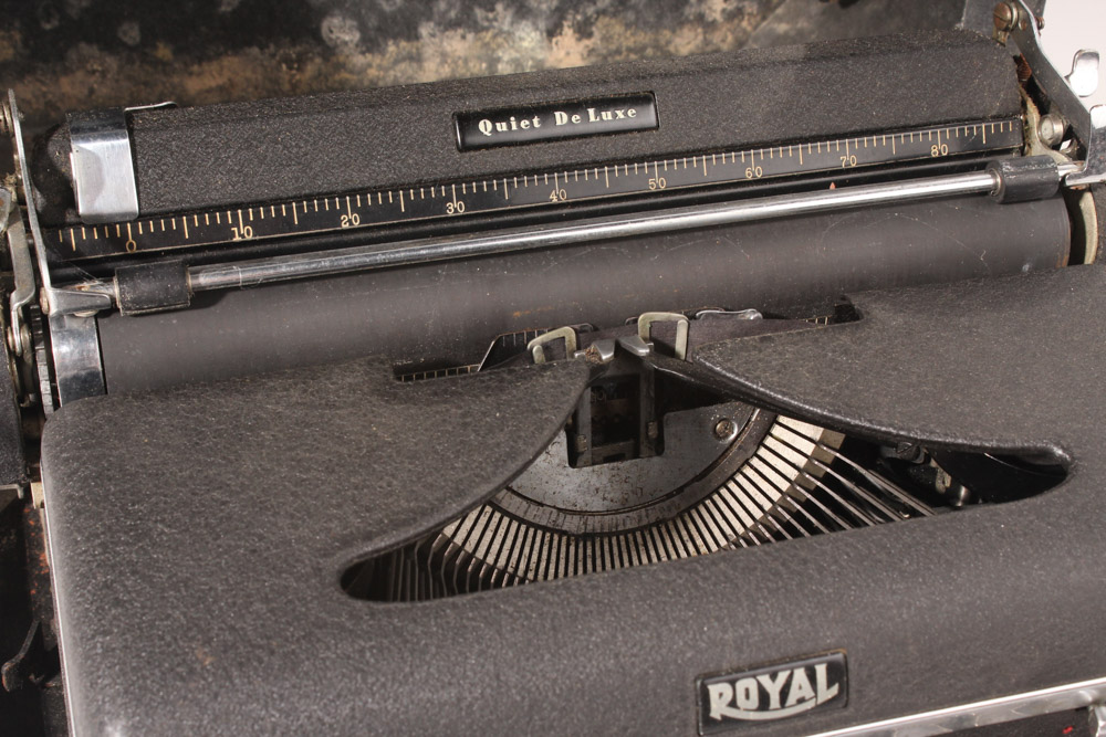 Vintage Royal "Quiet De Luxe" Portable Typewriter