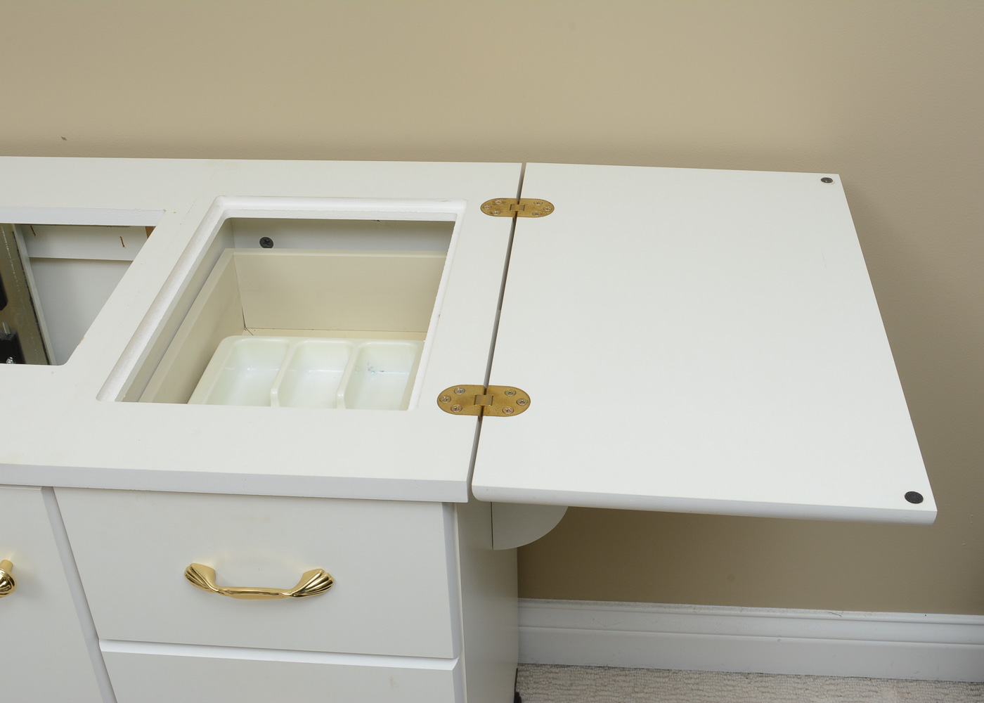 Sewing Machine Table With Pressurized Lift