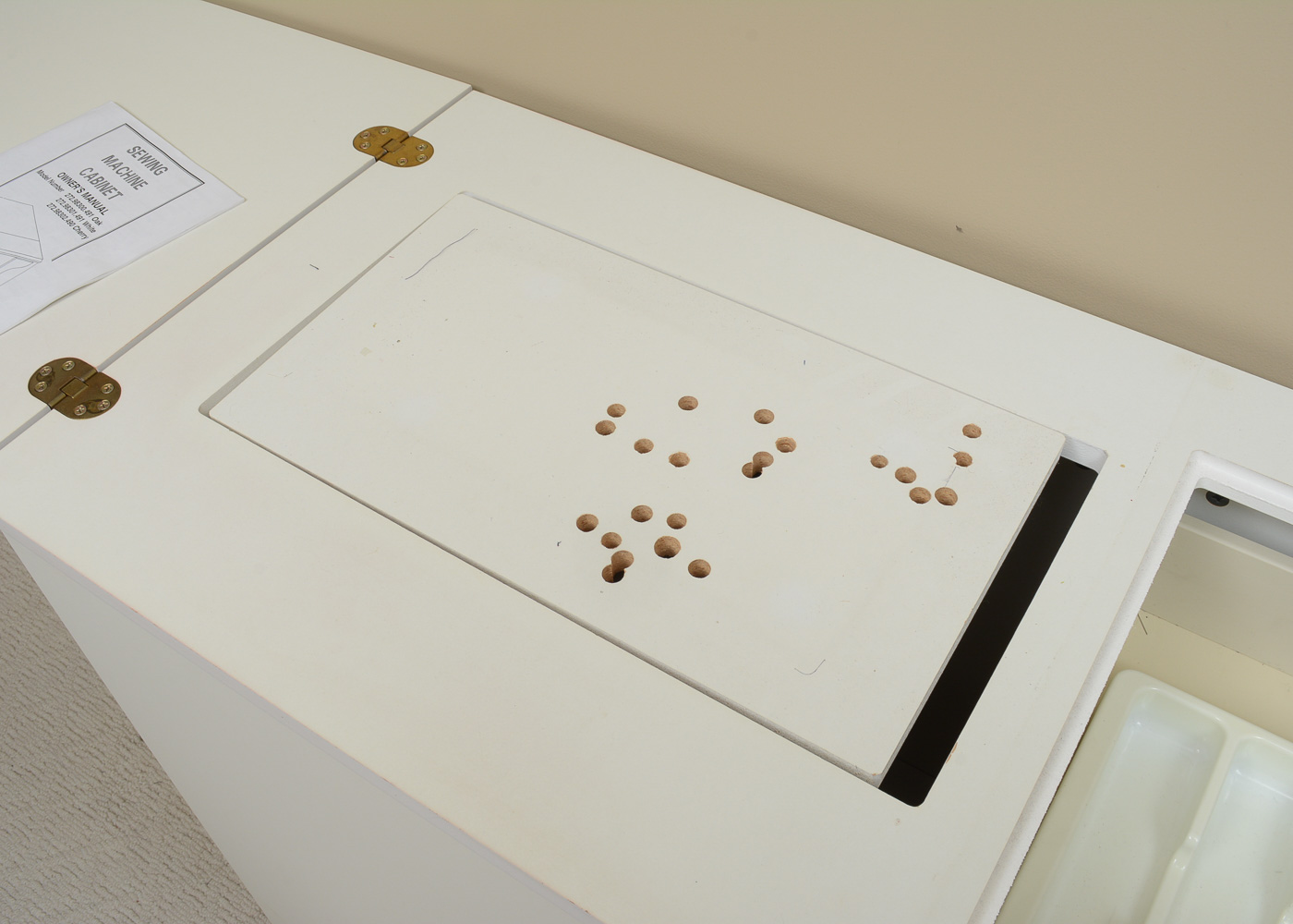 Sewing Machine Table With Pressurized Lift