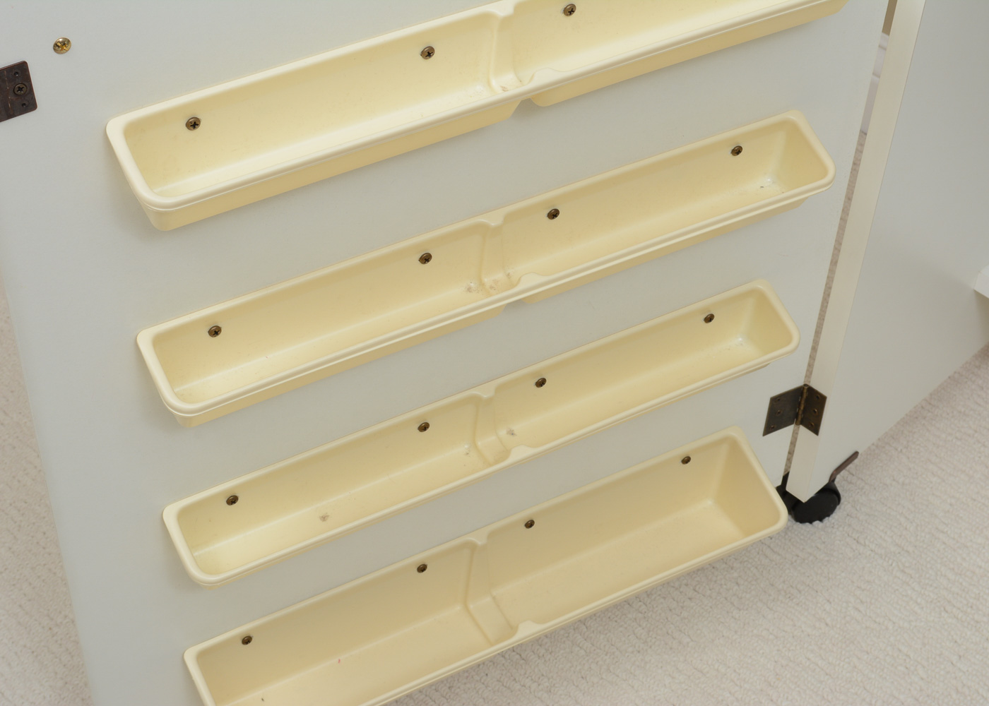 Sewing Machine Table With Pressurized Lift