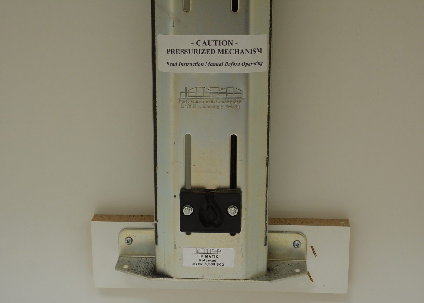 Sewing Machine Table With Pressurized Lift