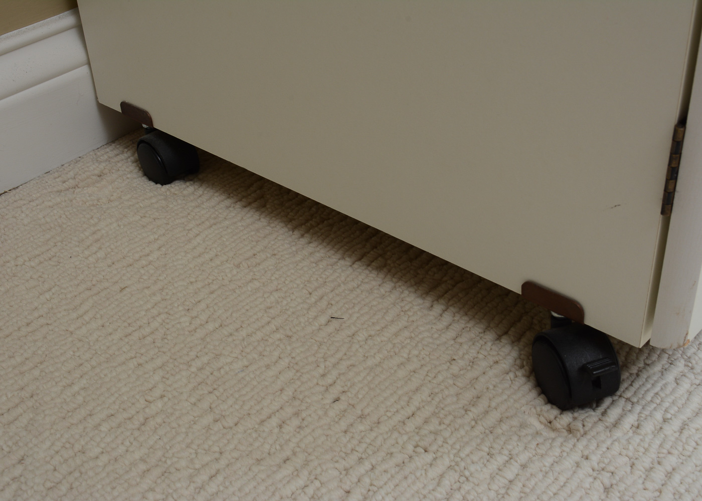 Sewing Machine Table With Pressurized Lift