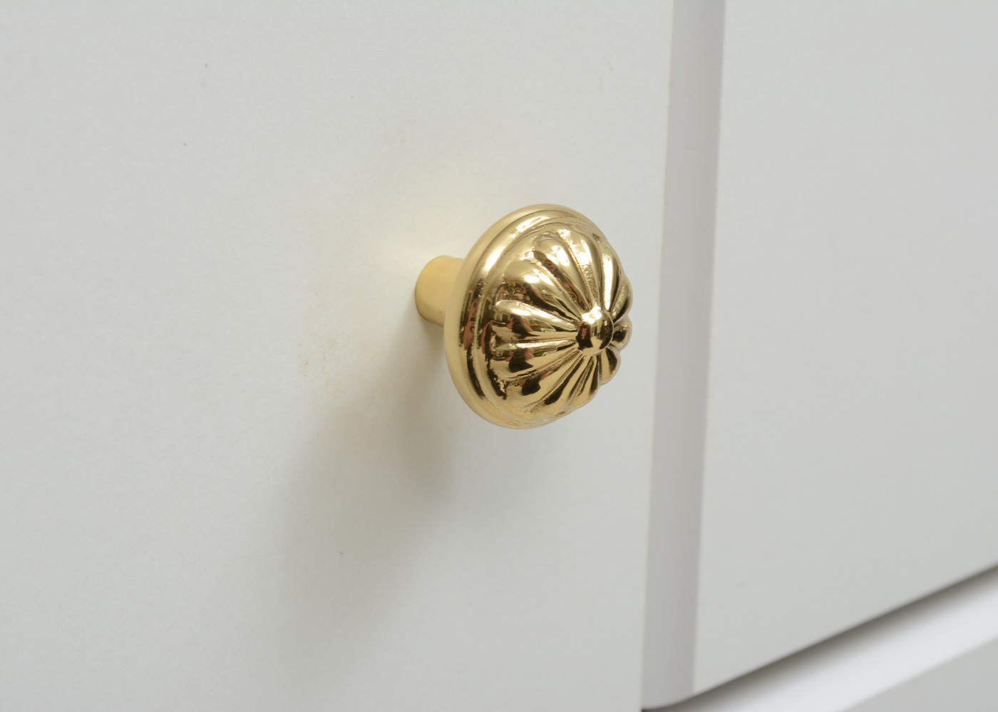 Sewing Machine Table With Pressurized Lift