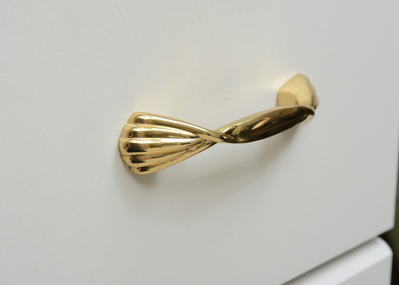 Sewing Machine Table With Pressurized Lift