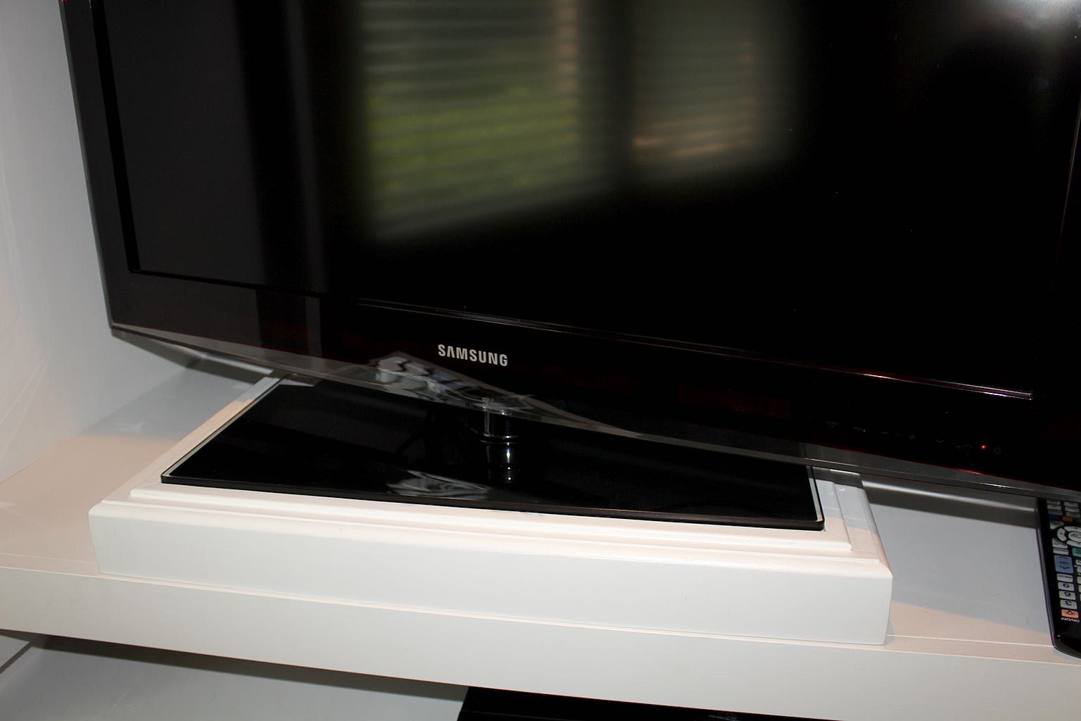 Samsung Series 5 550 LCD Flat Screen TV + JVC DR-MV 150