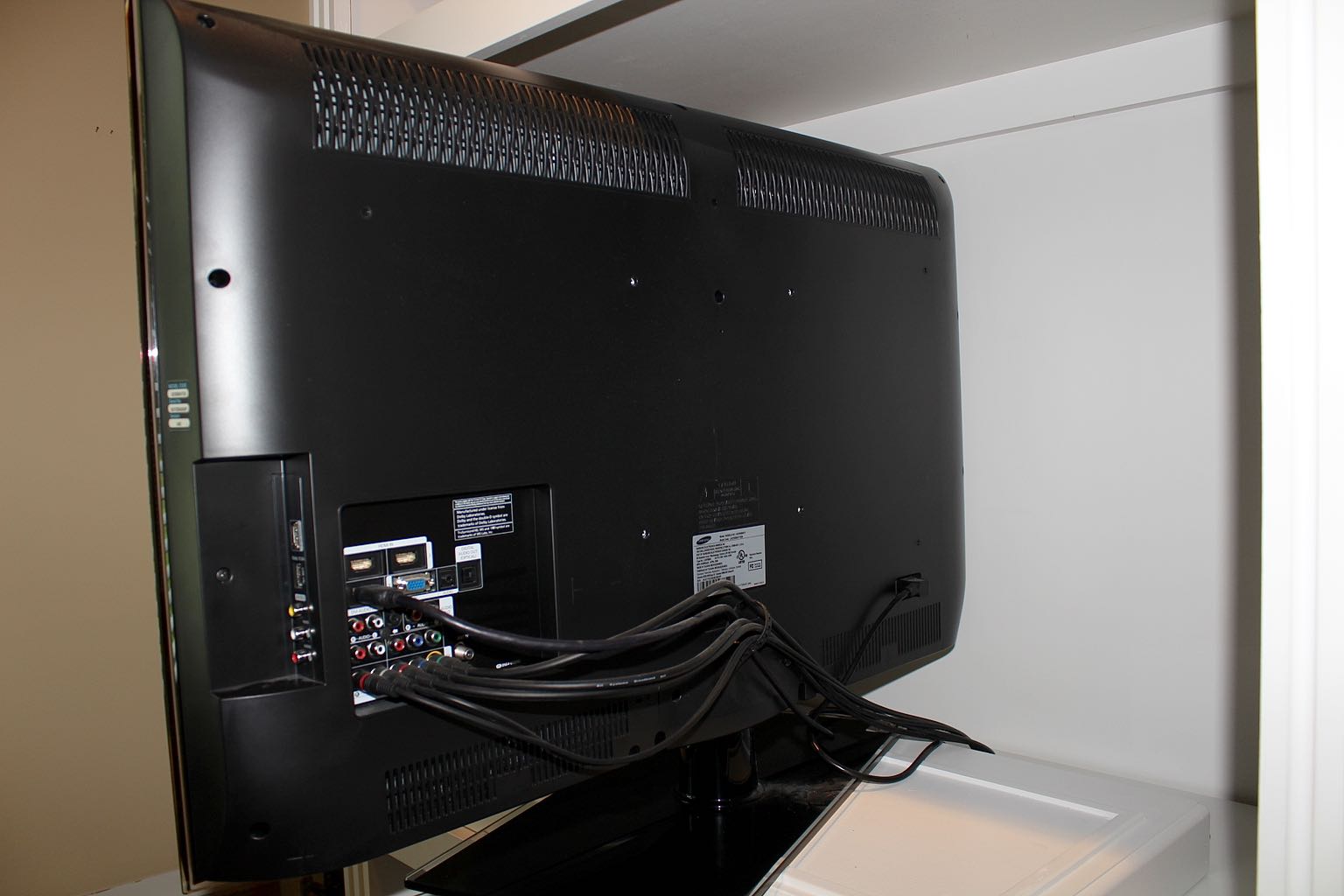 Samsung Series 5 550 LCD Flat Screen TV + JVC DR-MV 150