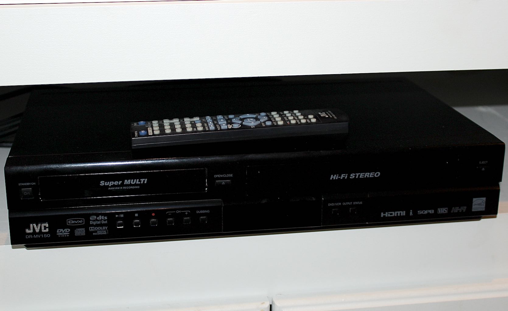 Samsung Series 5 550 LCD Flat Screen TV + JVC DR-MV 150