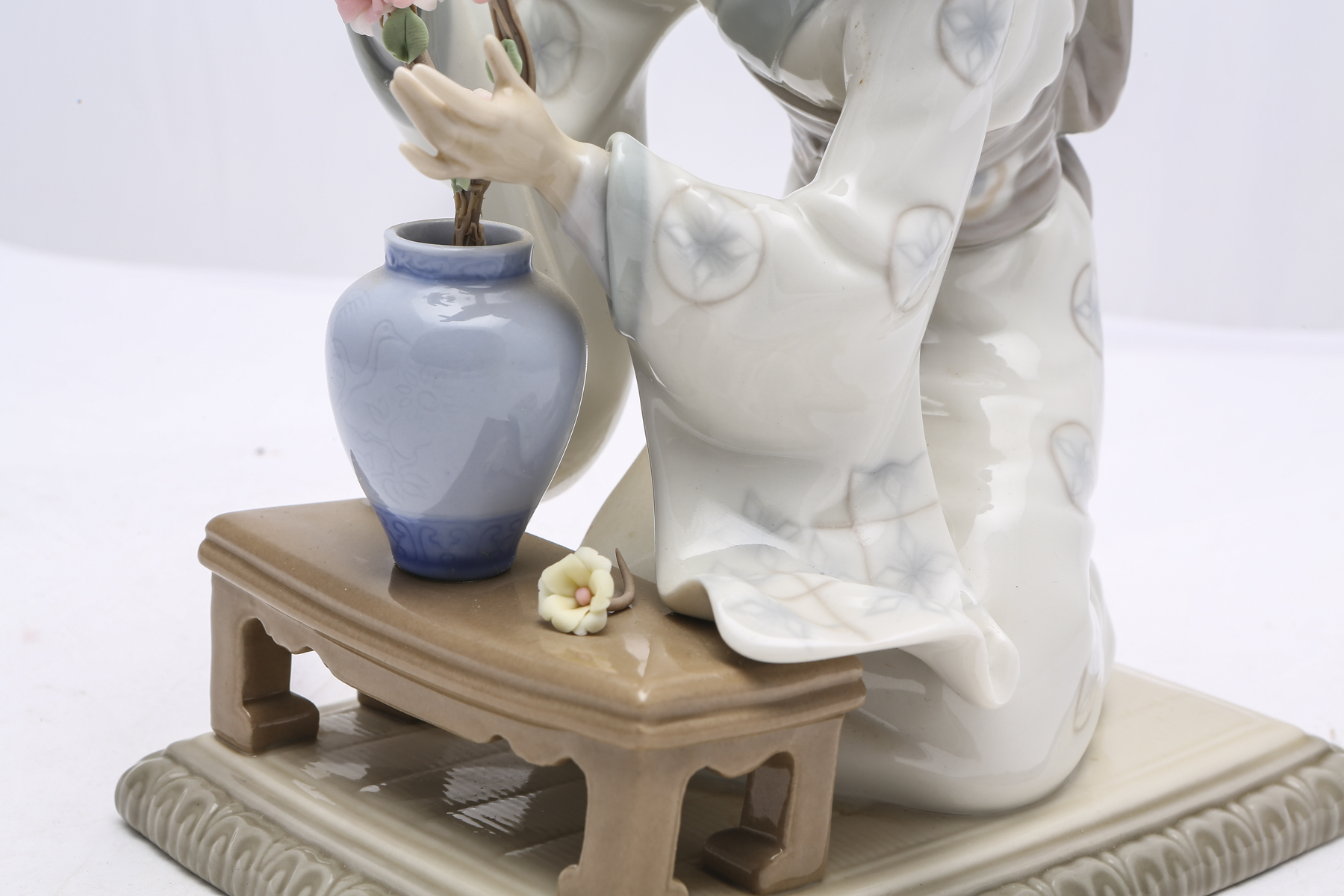 Lladró "Japanese Girl Decorating" Figurine #4840