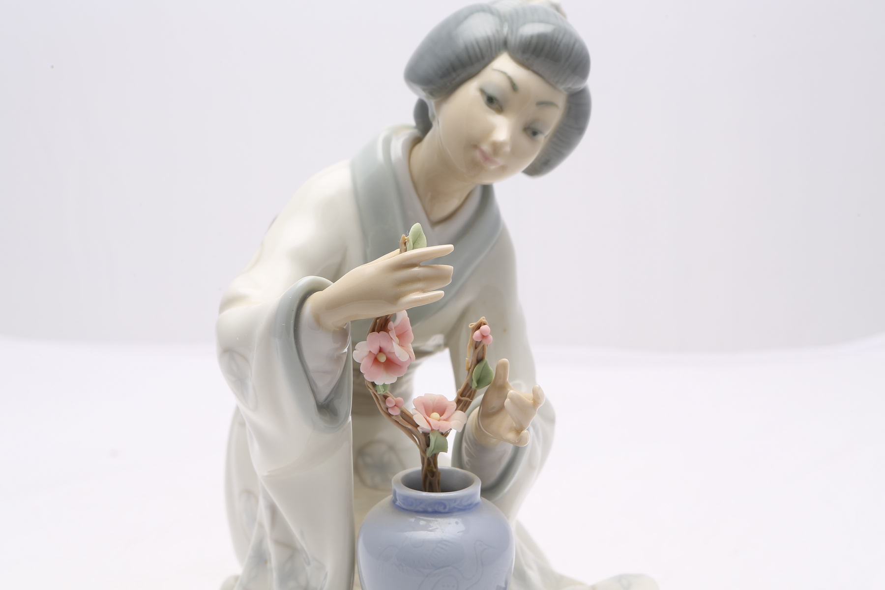 Lladró "Japanese Girl Decorating" Figurine #4840