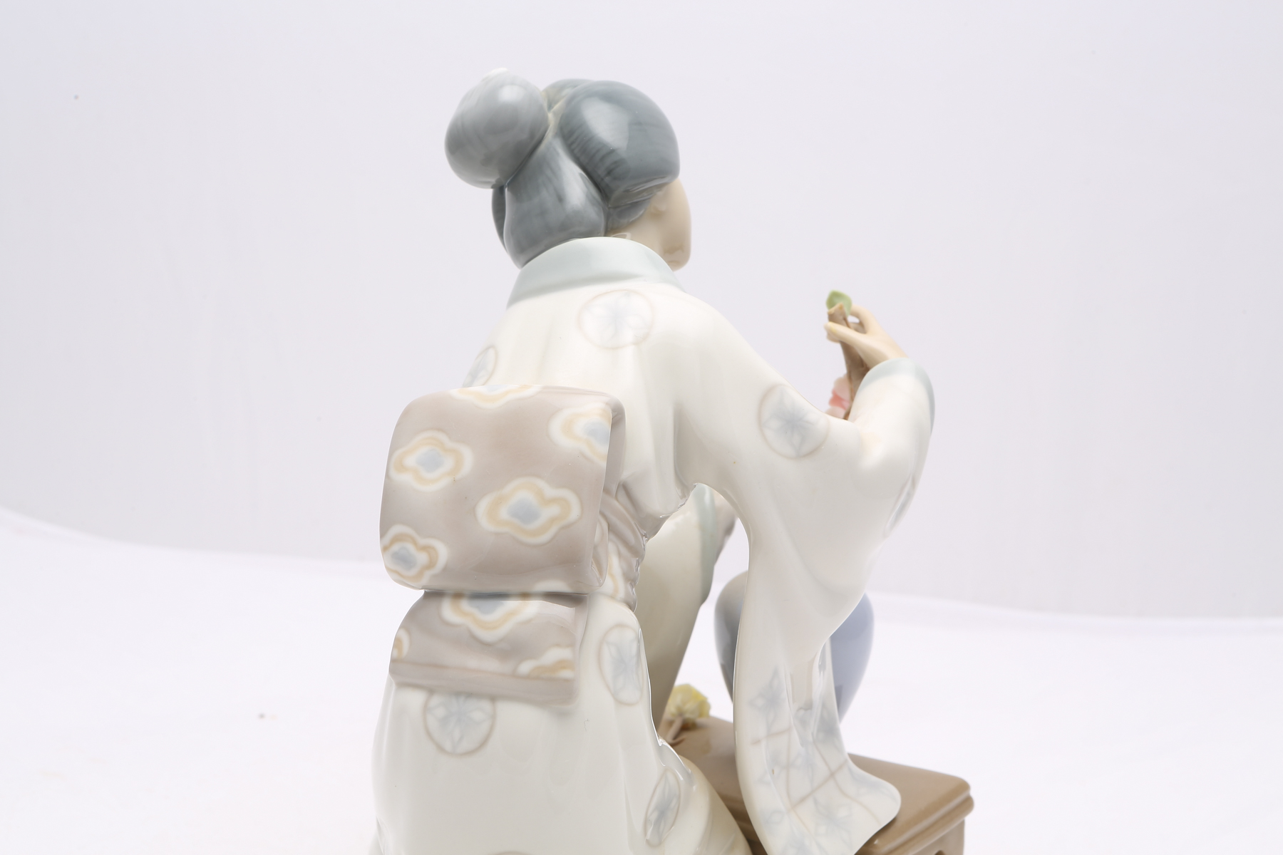 Lladró "Japanese Girl Decorating" Figurine #4840