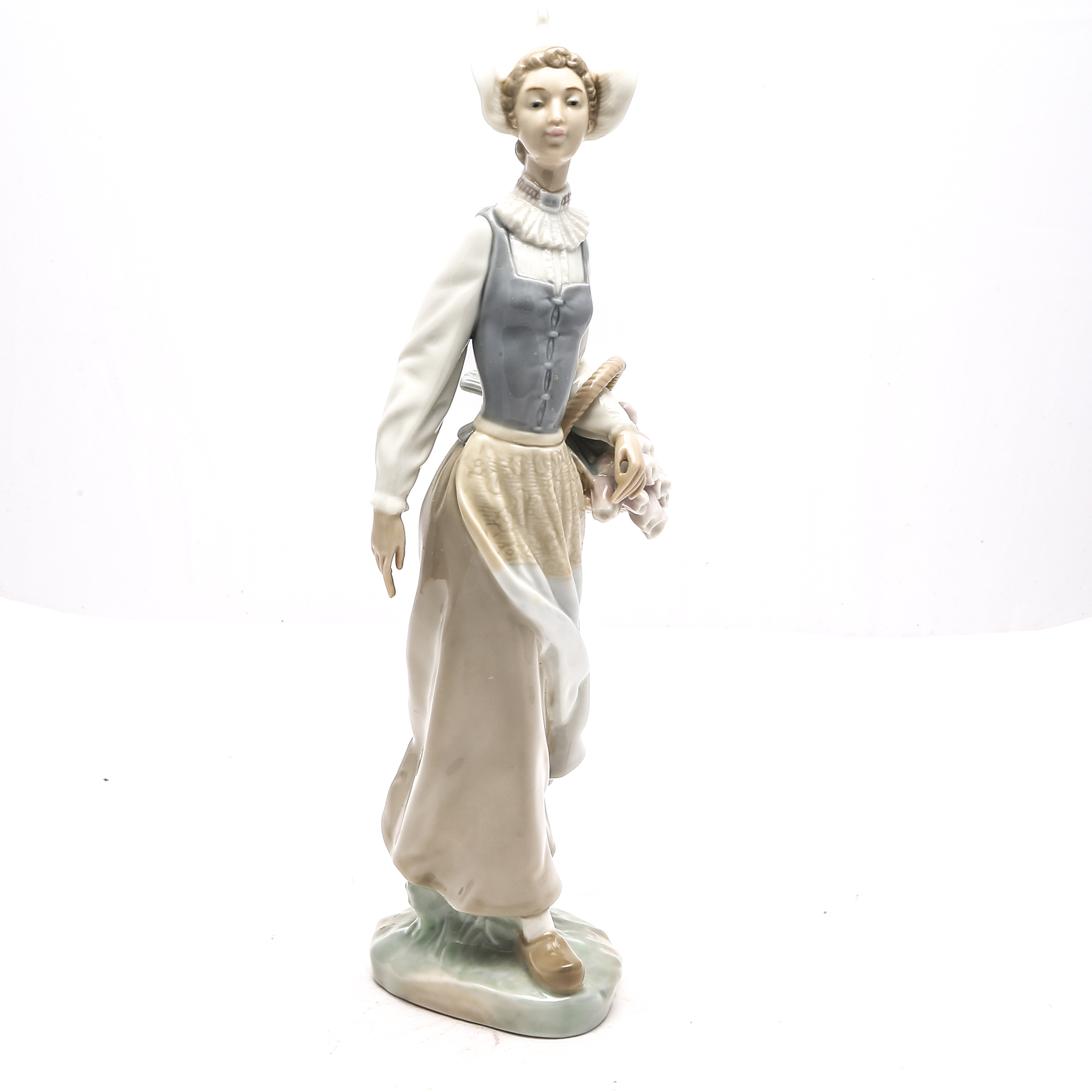 Lladró "Genteel Dutch Girl" Figurine #4860