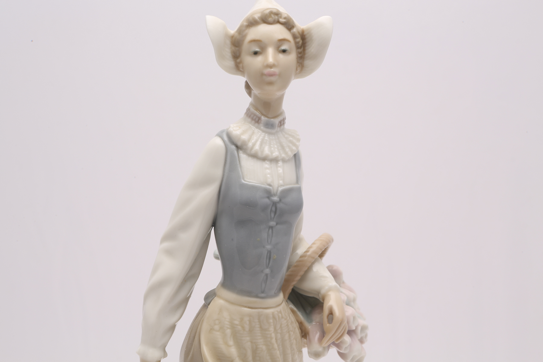 Lladró "Genteel Dutch Girl" Figurine #4860