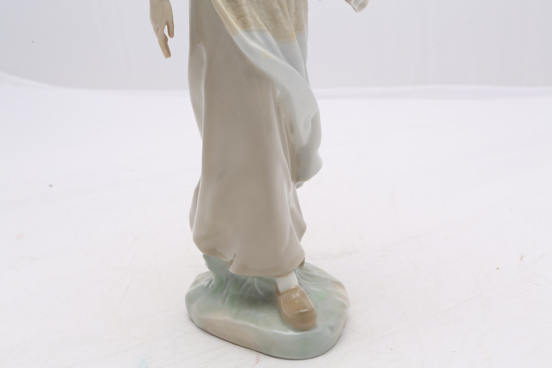 Lladró "Genteel Dutch Girl" Figurine #4860