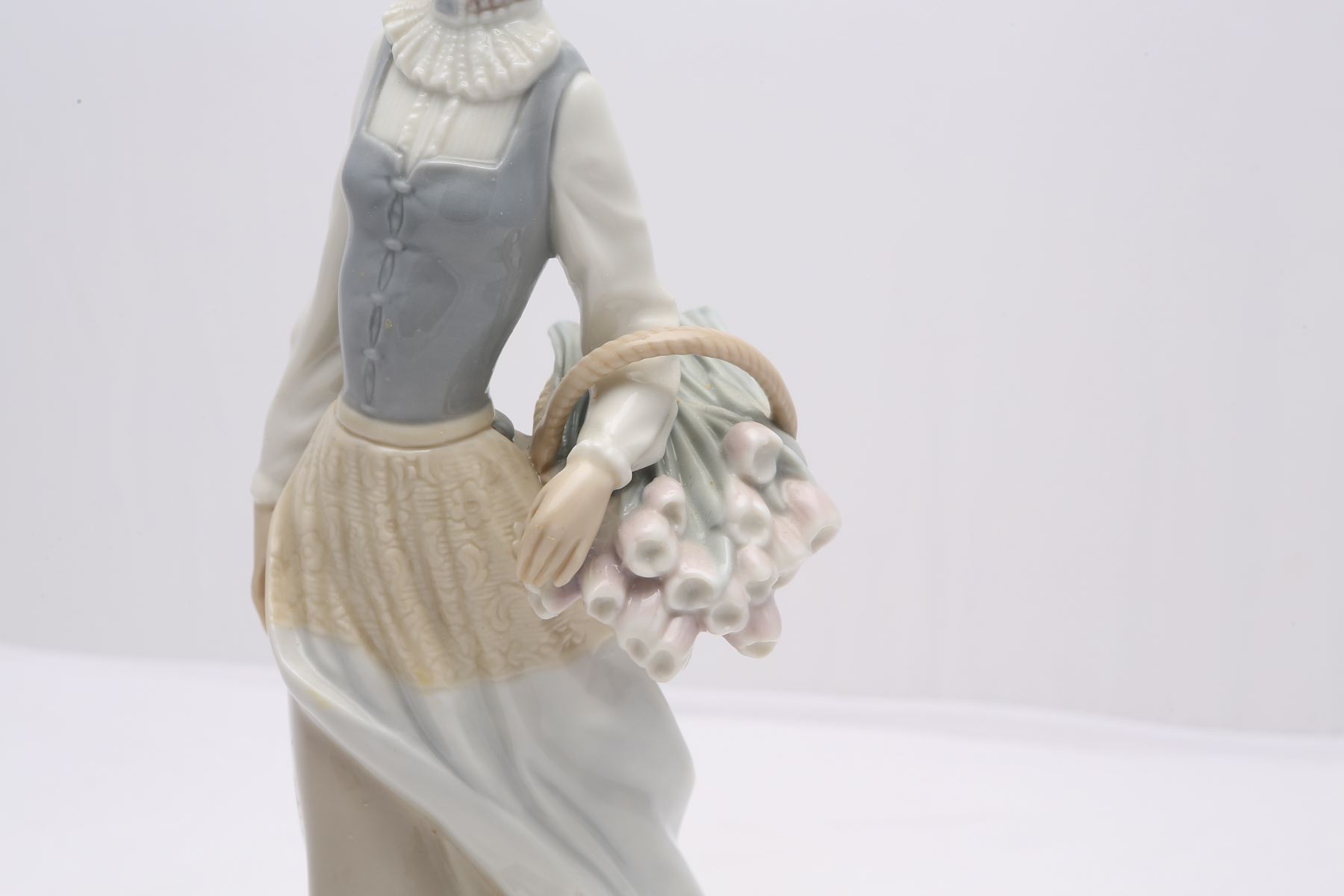 Lladró "Genteel Dutch Girl" Figurine #4860