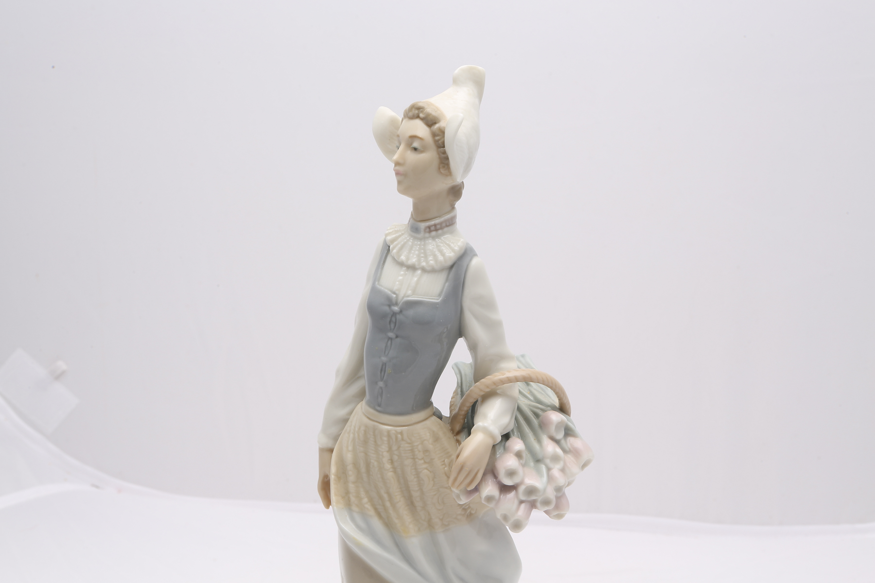 Lladró "Genteel Dutch Girl" Figurine #4860