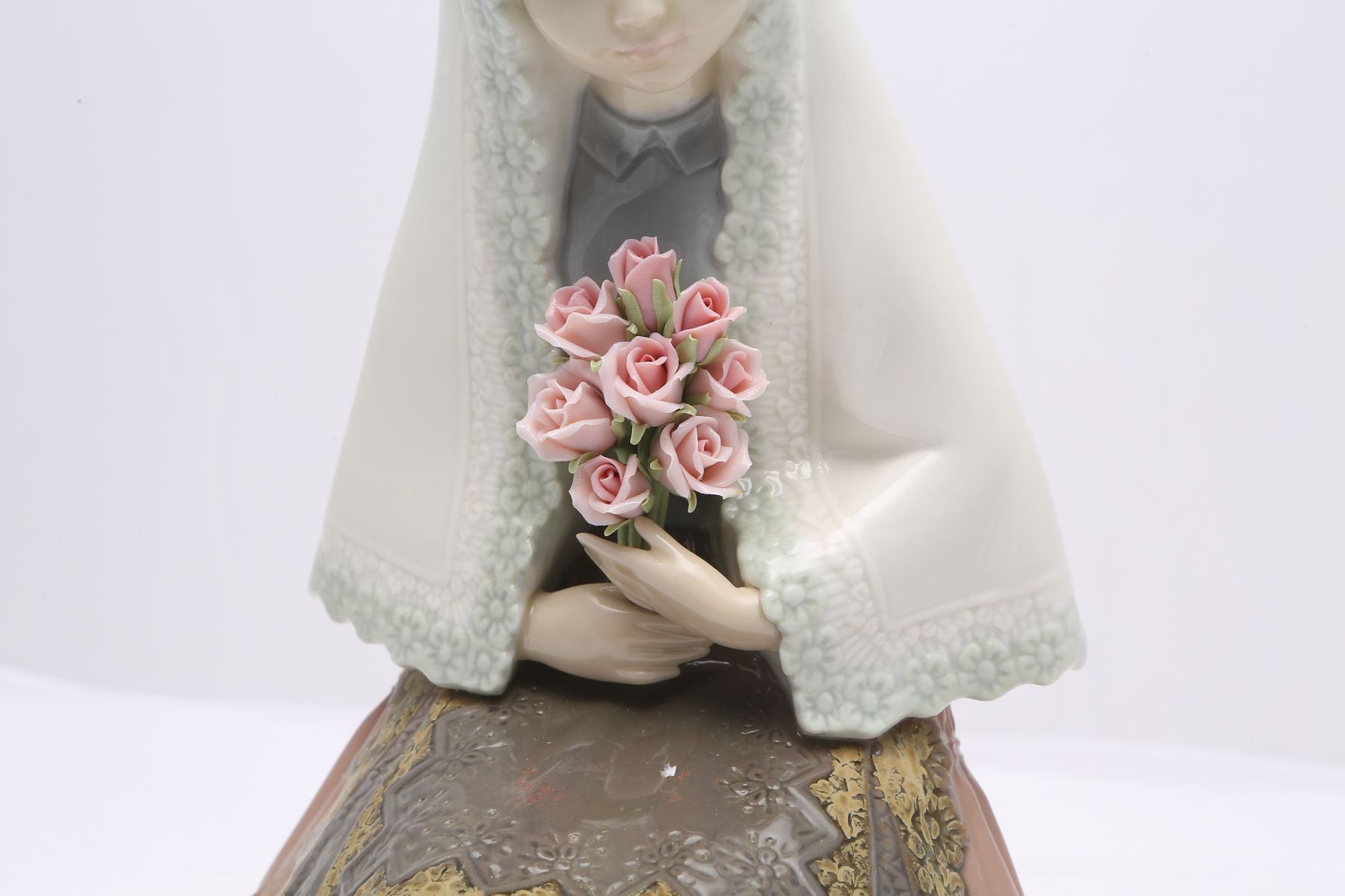 Lladró "Girl Holding Roses" Figurine #5127