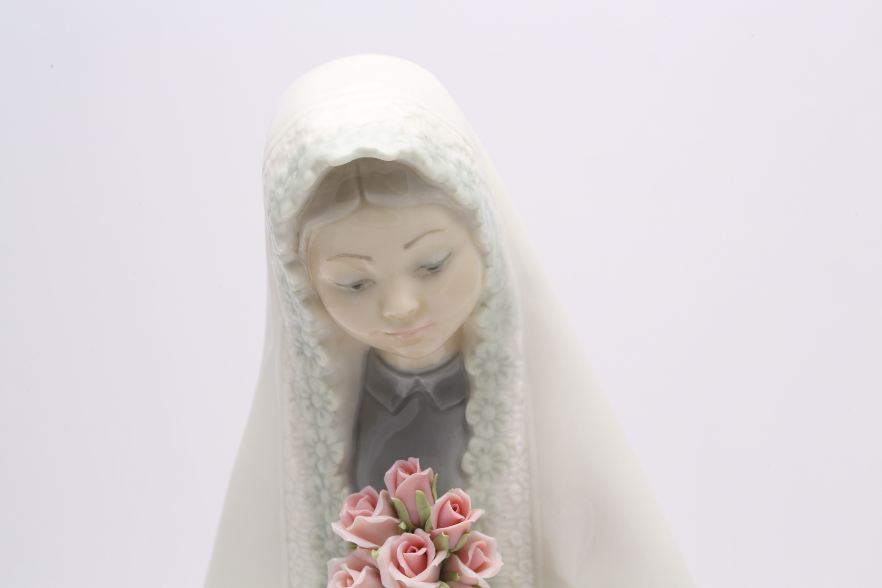 Lladró "Girl Holding Roses" Figurine #5127