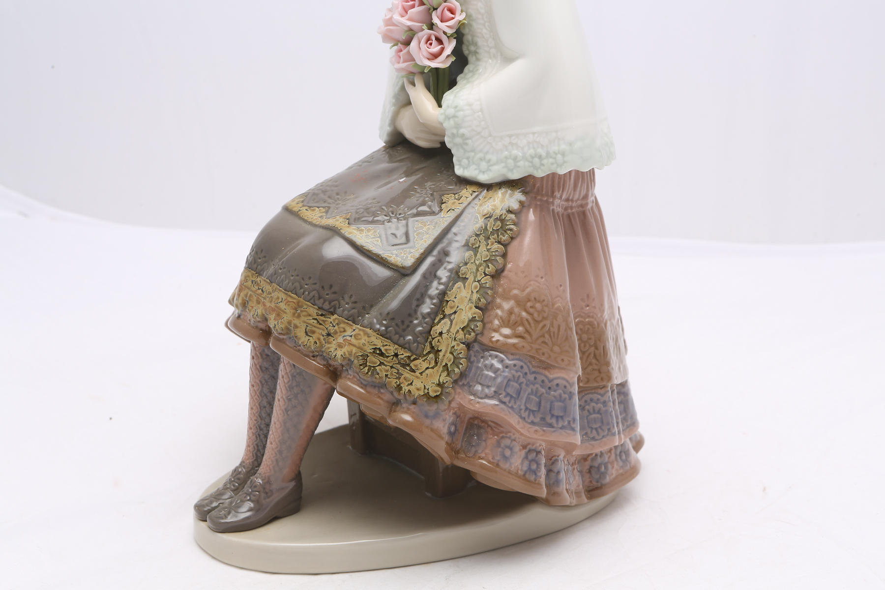 Lladró "Girl Holding Roses" Figurine #5127