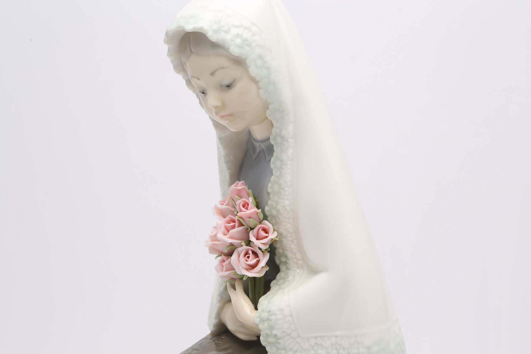 Lladró "Girl Holding Roses" Figurine #5127