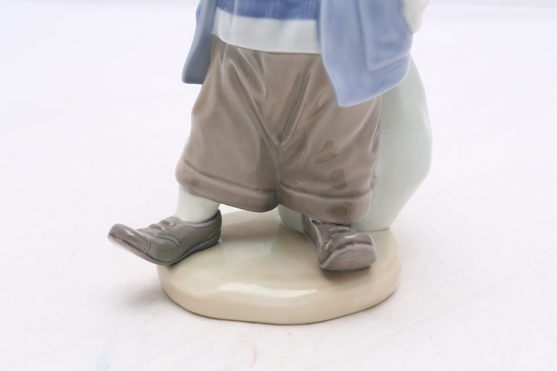 Lladró "Little Traveler" Figurine #7602