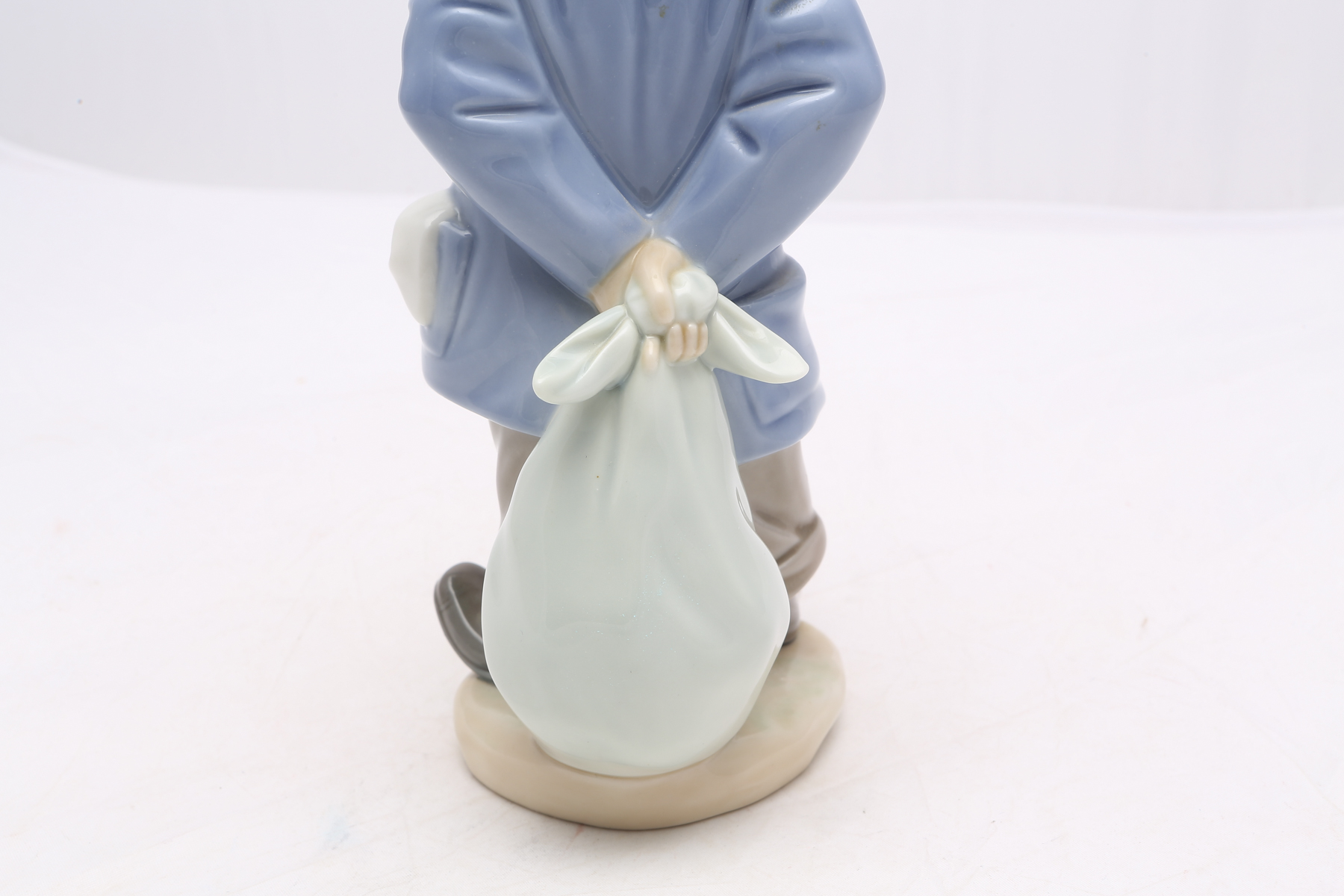 Lladró "Little Traveler" Figurine #7602