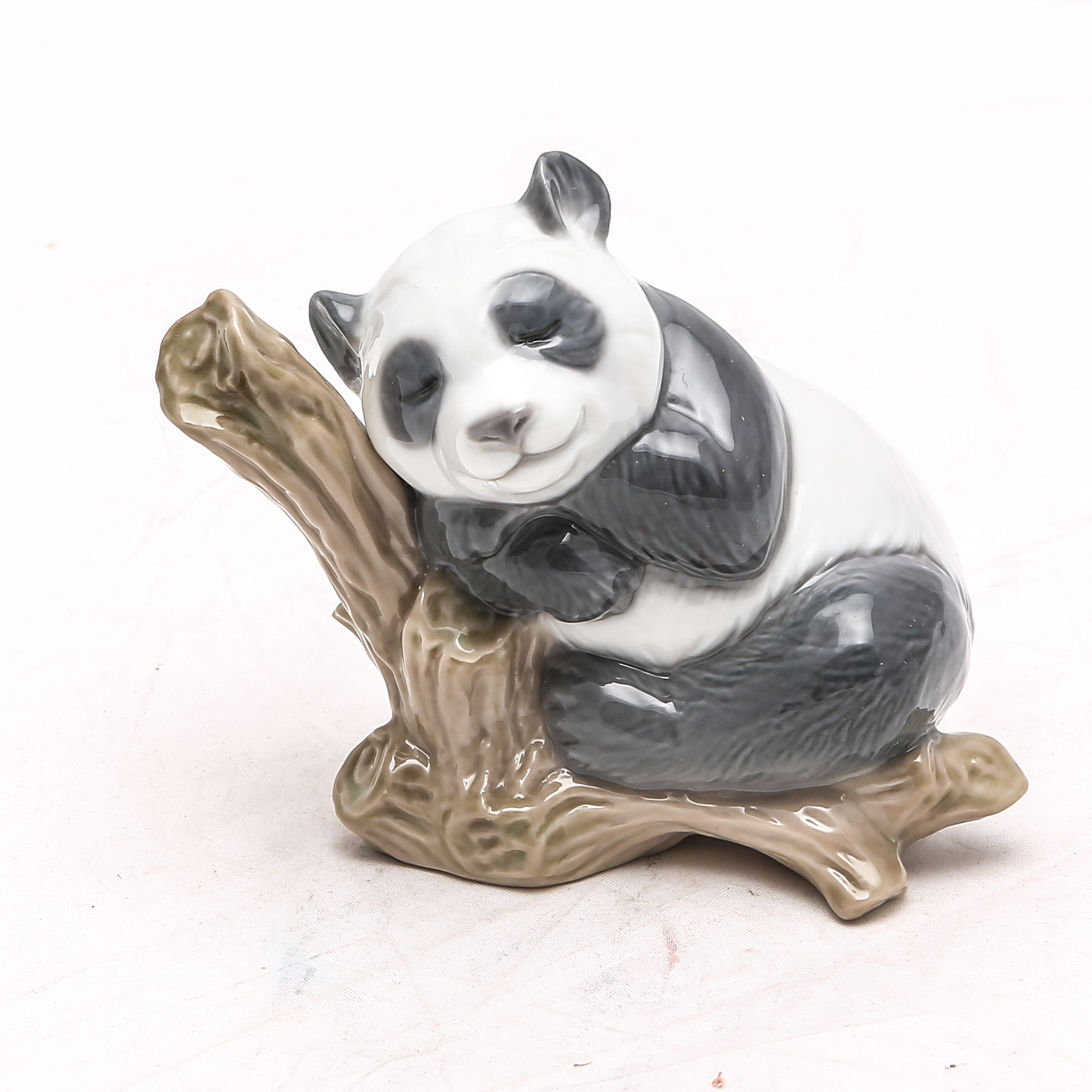 Lladró "Panda Bear on Tree Trunk Sleeping" Figurine #9M00P