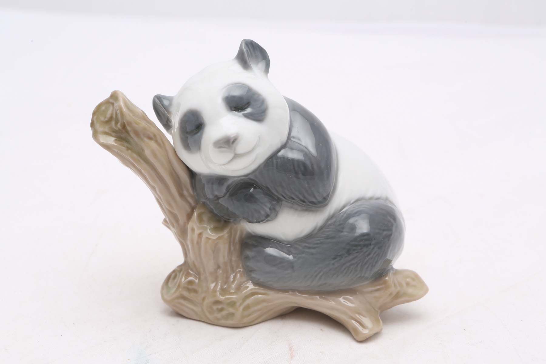 Lladró "Panda Bear on Tree Trunk Sleeping" Figurine #9M00P
