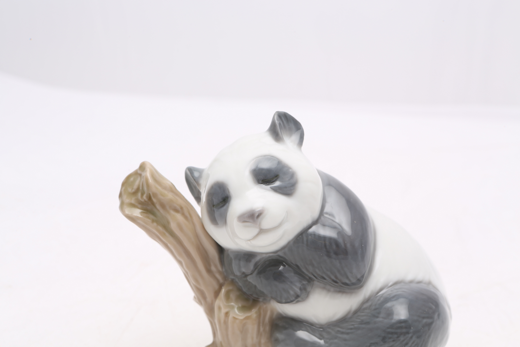 Lladró "Panda Bear on Tree Trunk Sleeping" Figurine #9M00P