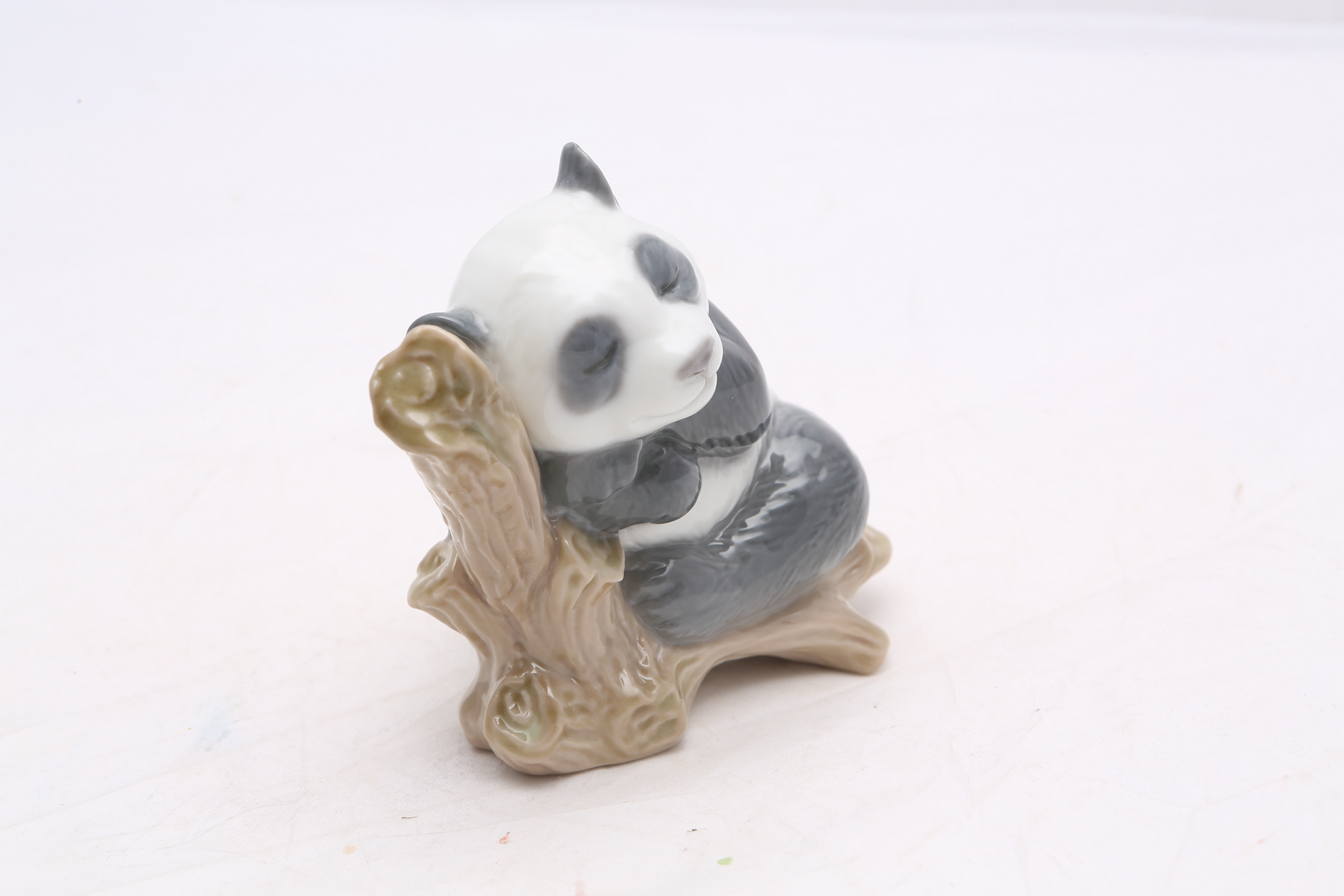 Lladró "Panda Bear on Tree Trunk Sleeping" Figurine #9M00P