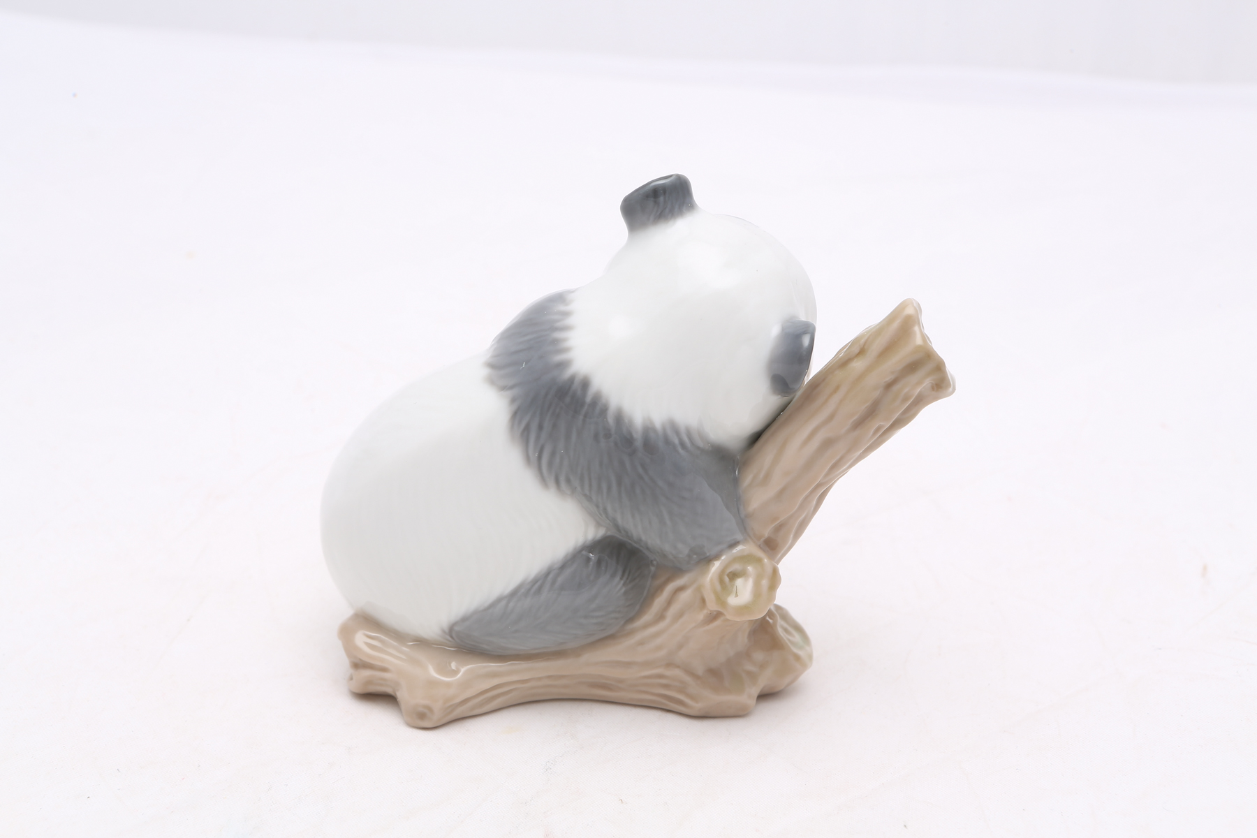Lladró "Panda Bear on Tree Trunk Sleeping" Figurine #9M00P