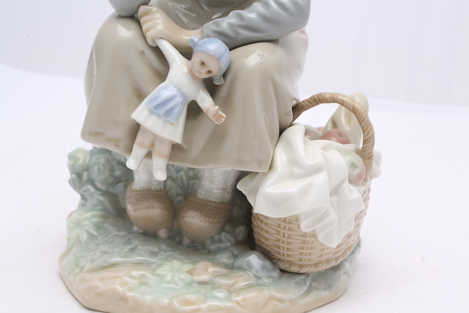 Lladró "Girl with Doll" Figurine #1211