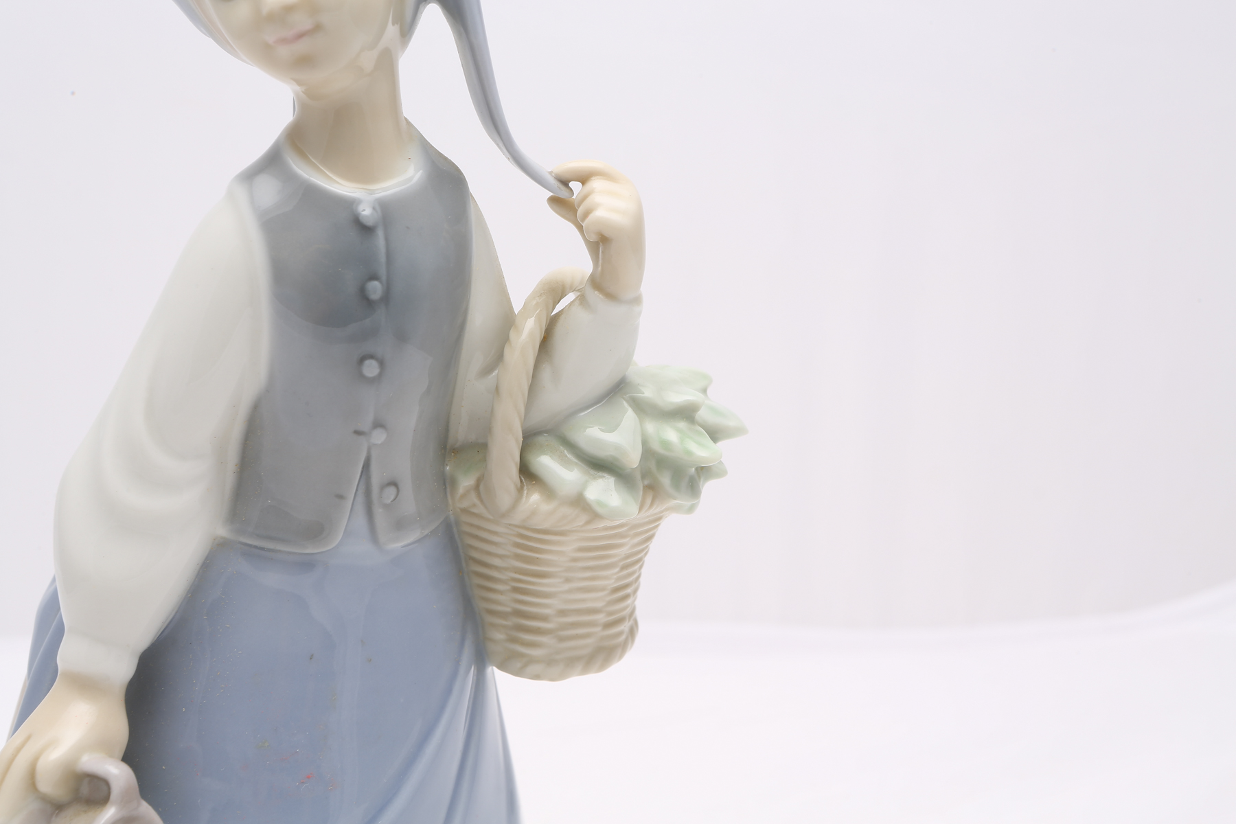 Lladró "Woman with Scarf " Figurine #5024