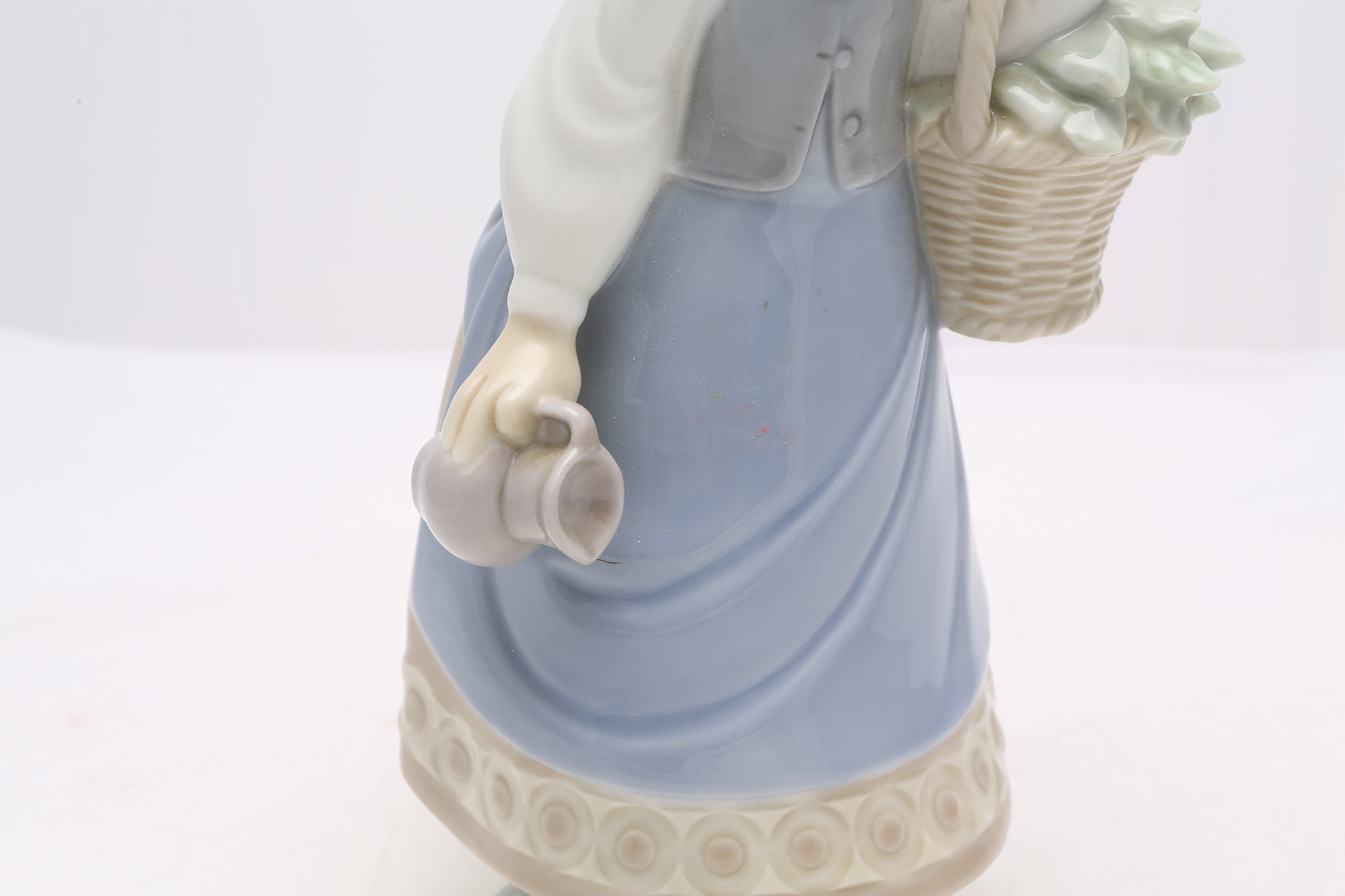 Lladró "Woman with Scarf " Figurine #5024