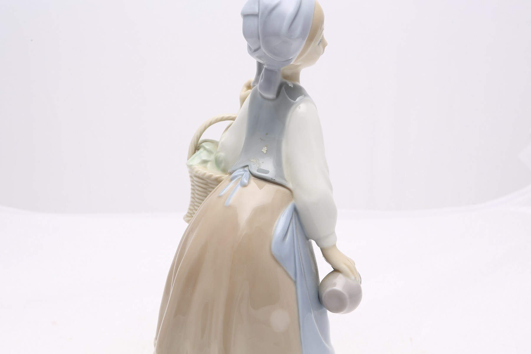 Lladró "Woman with Scarf " Figurine #5024