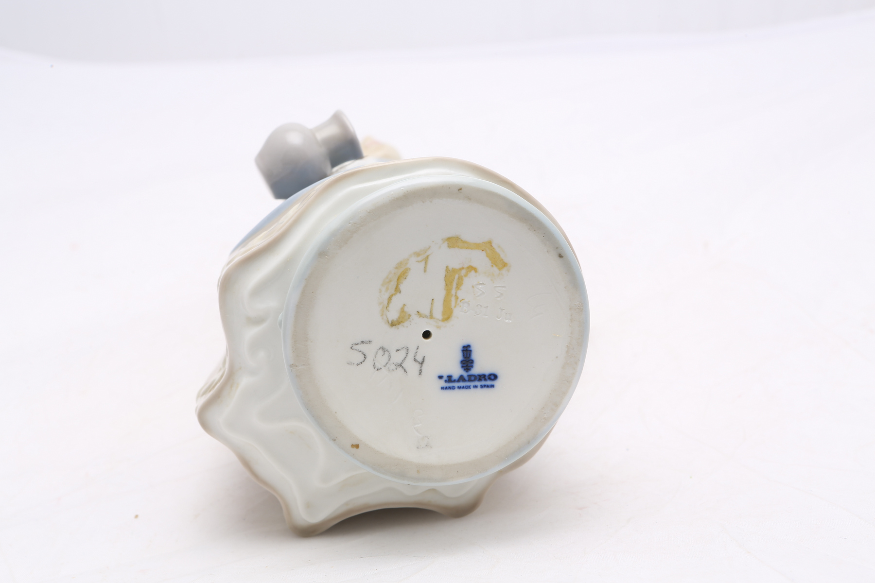 Lladró "Woman with Scarf " Figurine #5024