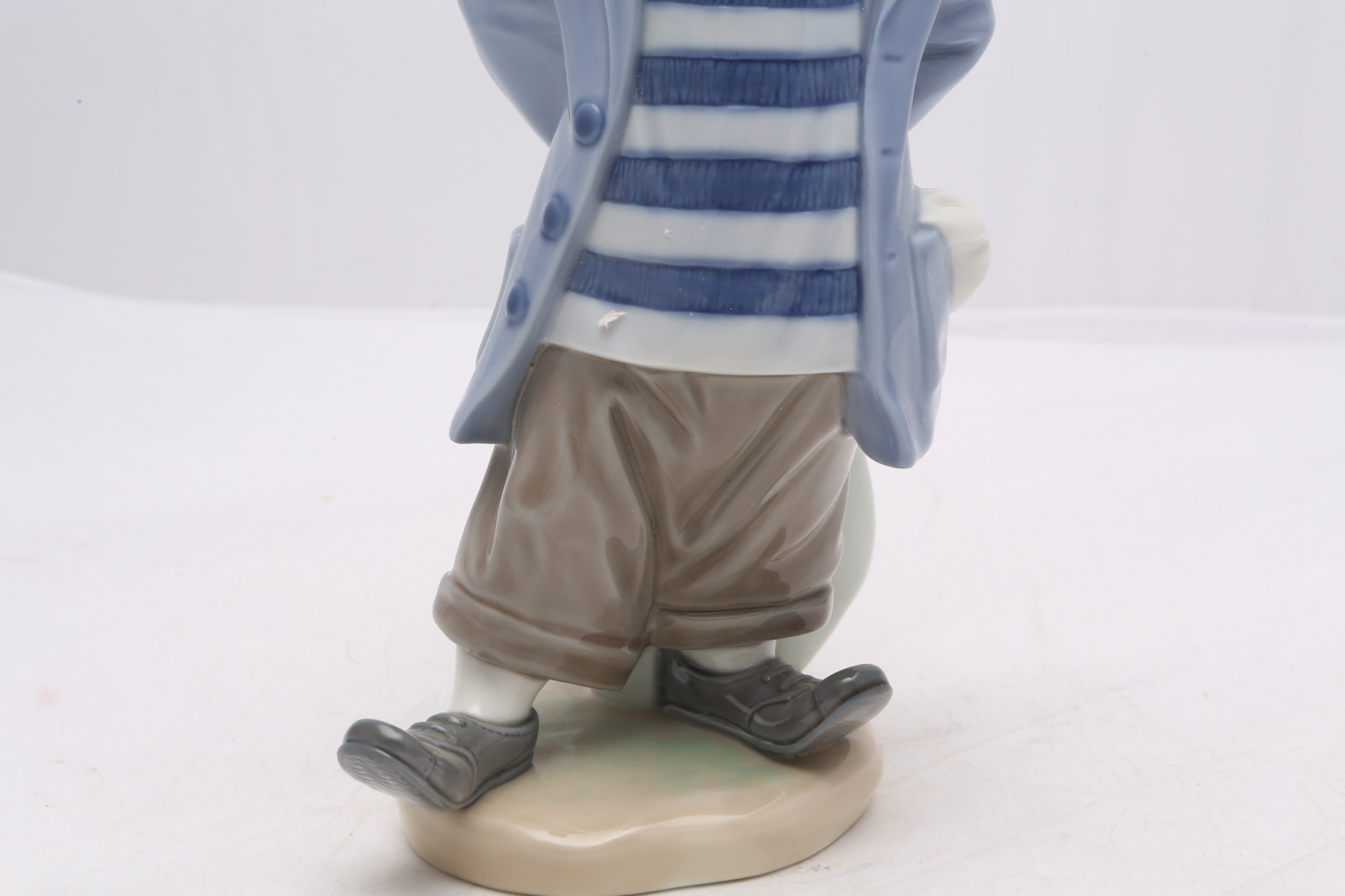 Lladró "Little Traveler" Figurine #7602