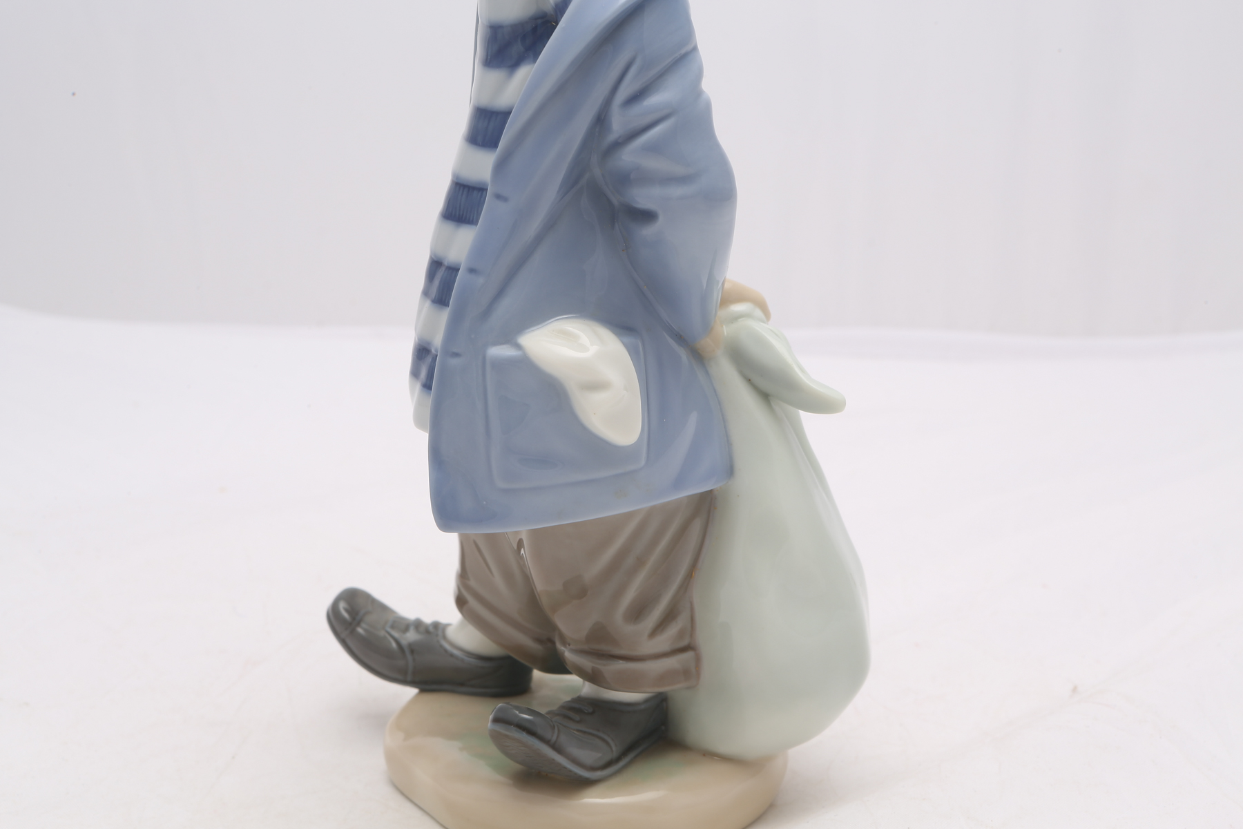 Lladró "Little Traveler" Figurine #7602