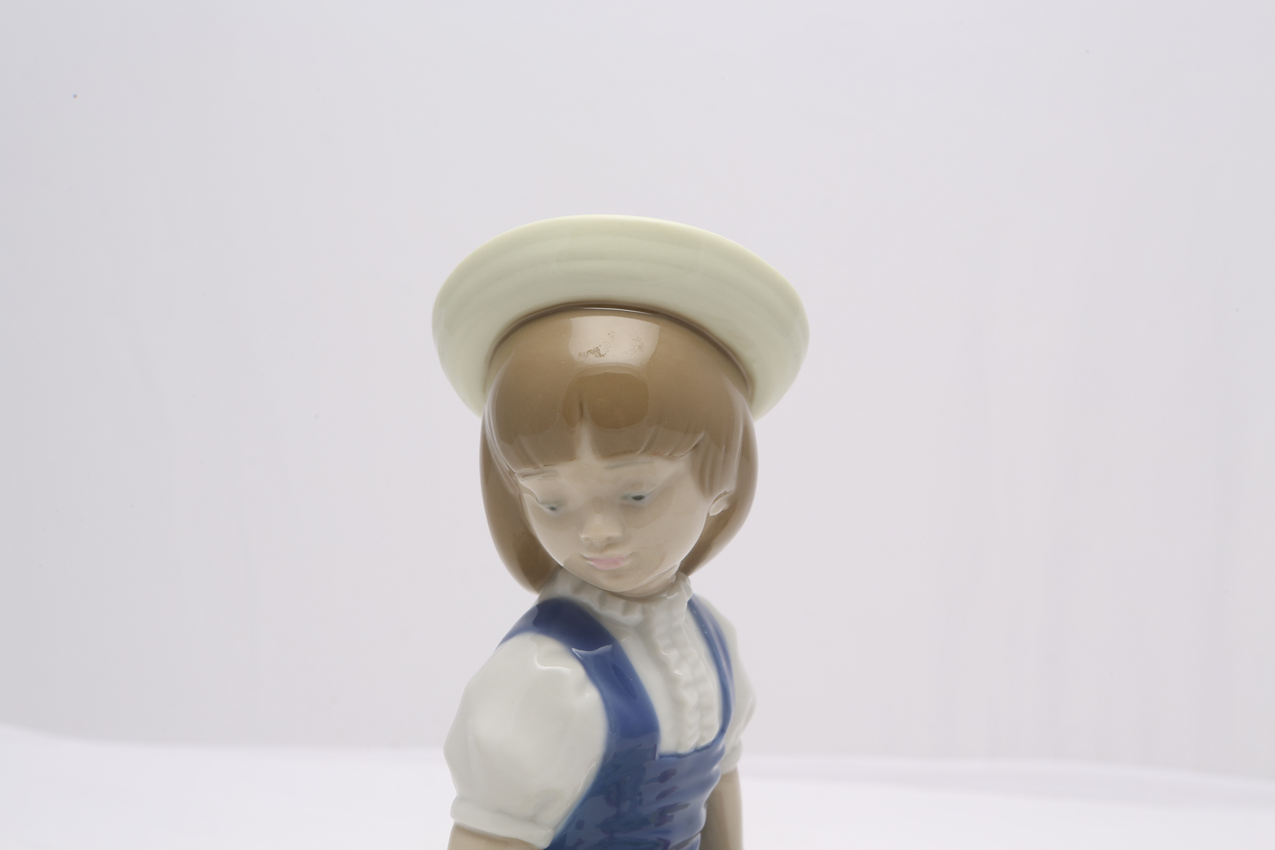 Lladró Figurine "With Wild Flowers" #1287