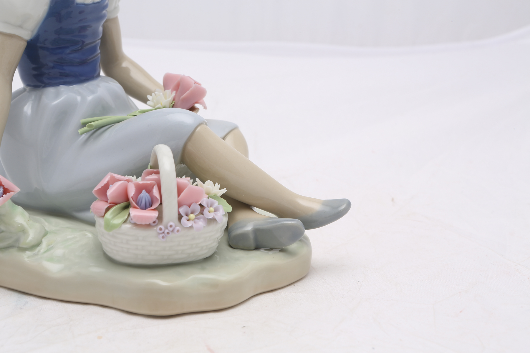 Lladró Figurine "With Wild Flowers" #1287