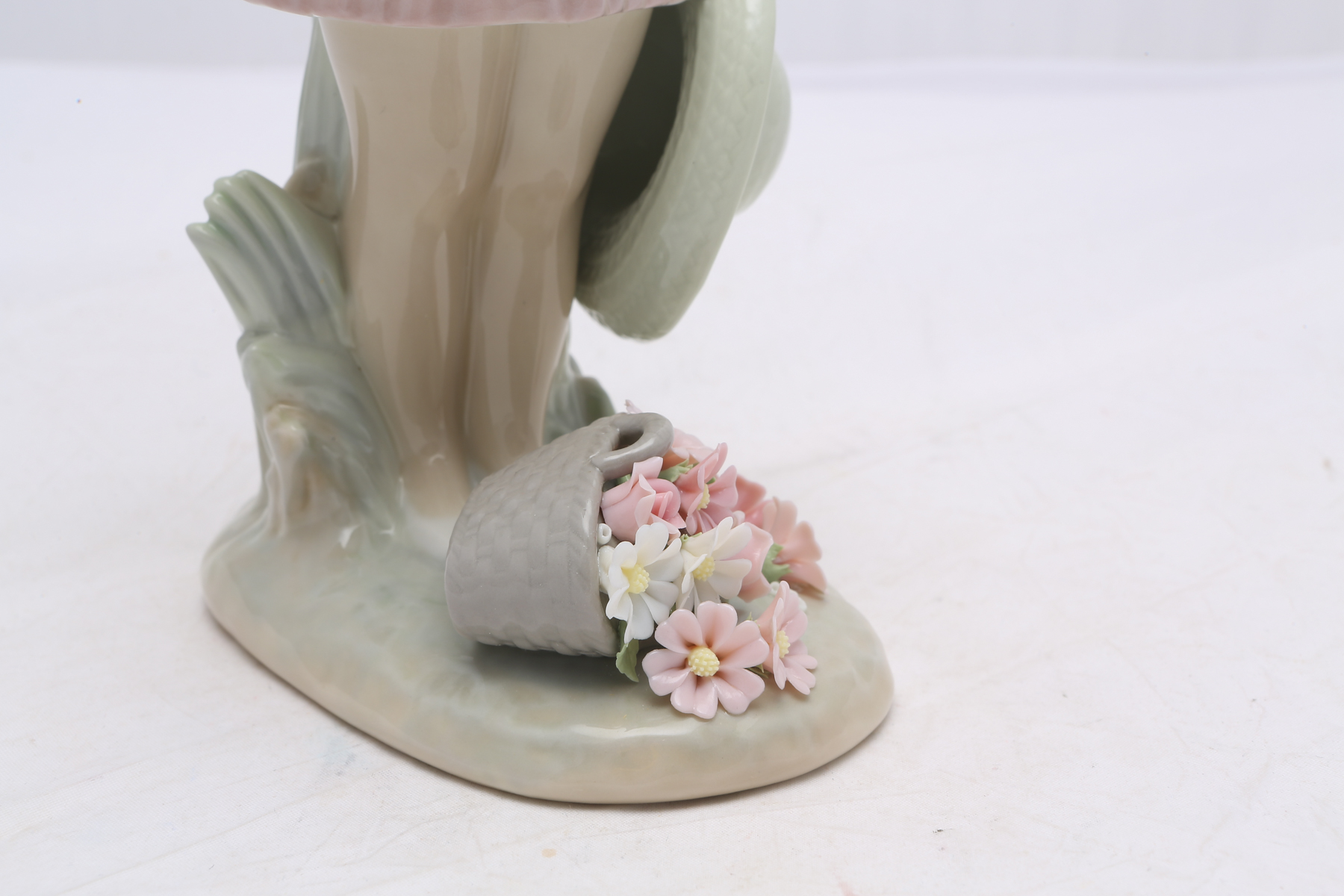 Lladró "Dropping the Flowers" Figurine #1285