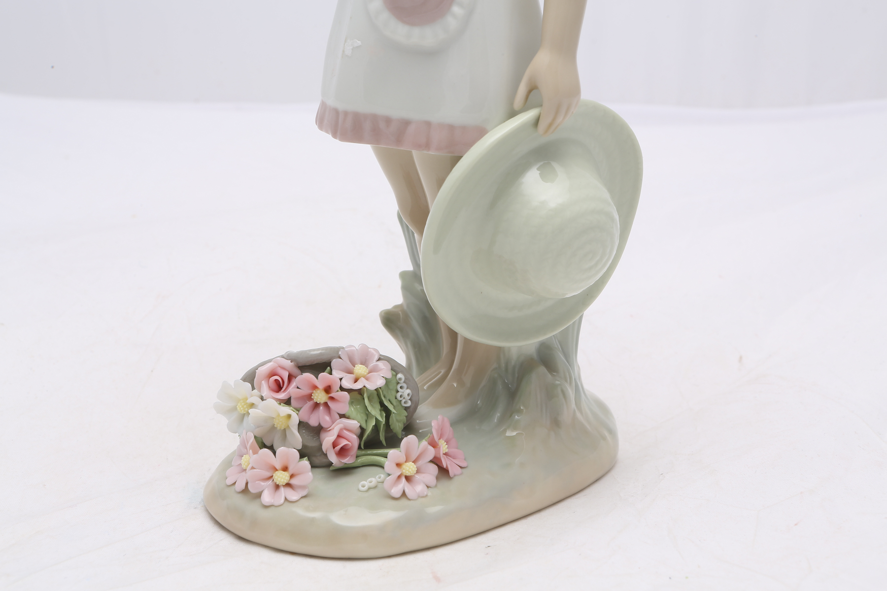 Lladró "Dropping the Flowers" Figurine #1285