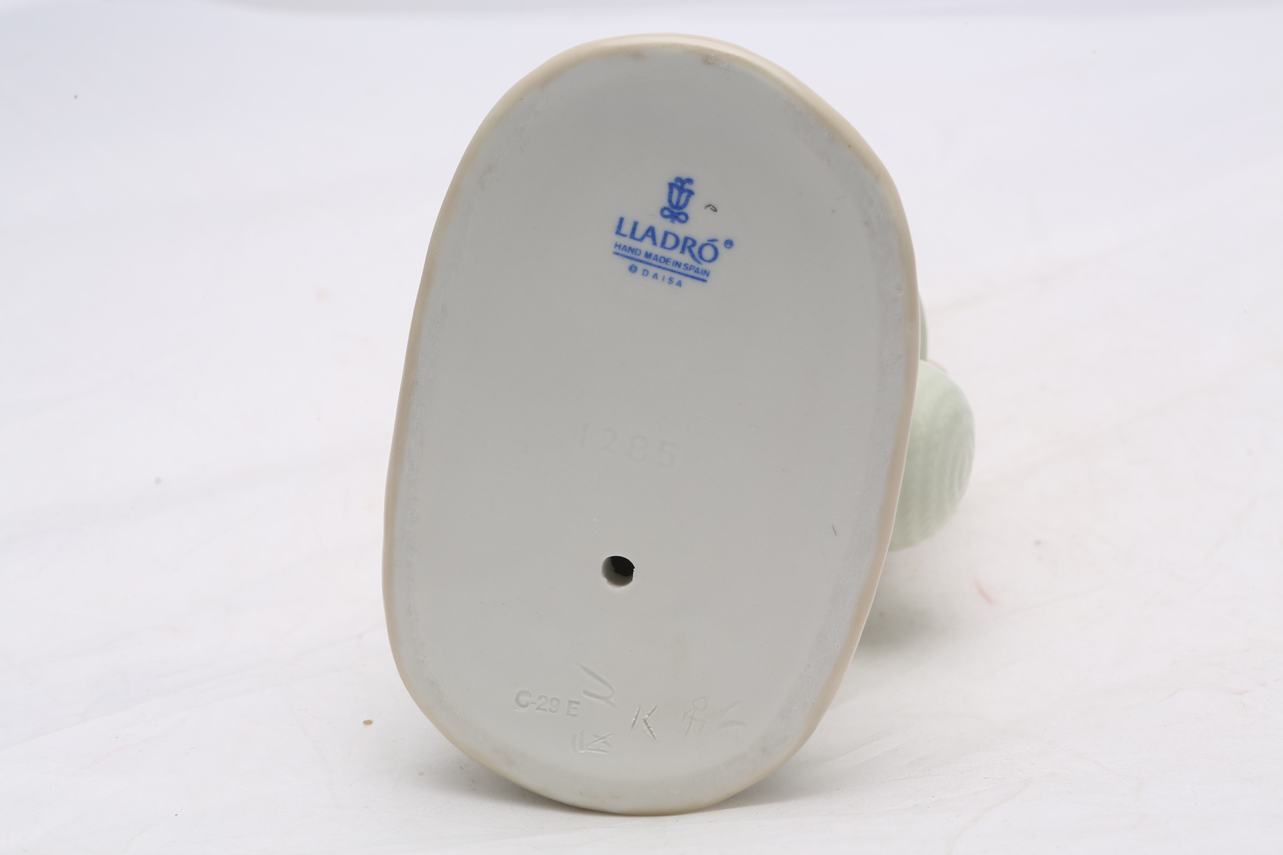 Lladró "Dropping the Flowers" Figurine #1285