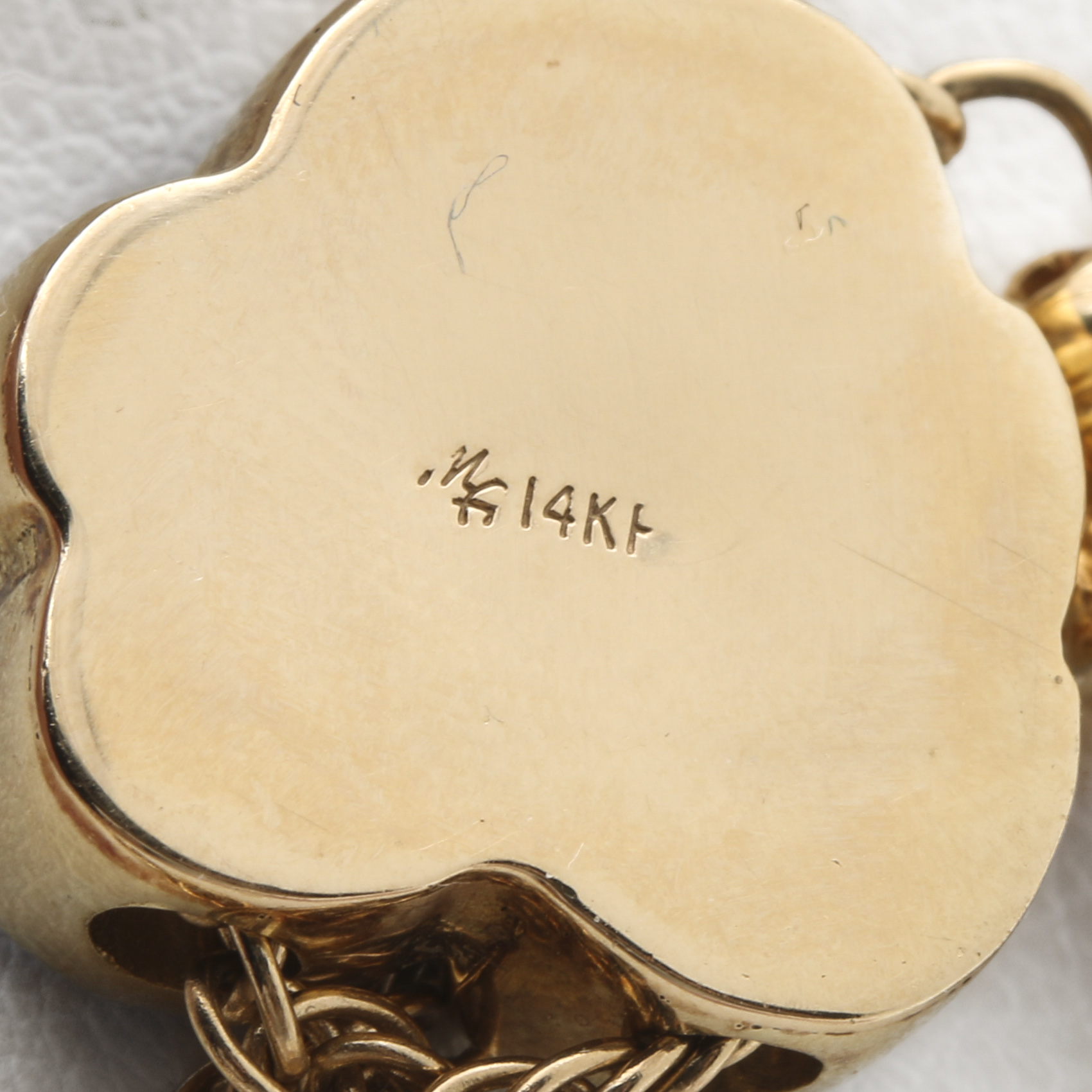 14K Yellow Gold Lariat Necklace Featuring a Diamond Enamel Flower