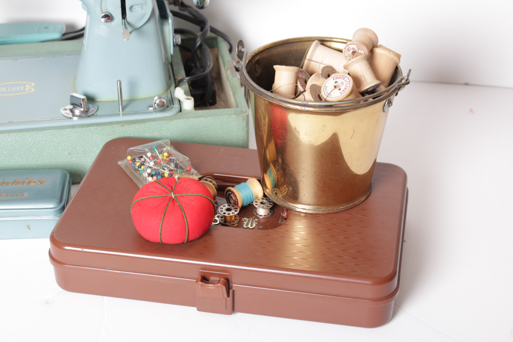 Vintage Dress Master Deluxe Sewing Machine