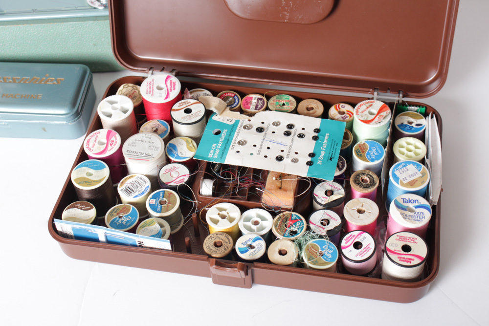 Vintage Dress Master Deluxe Sewing Machine